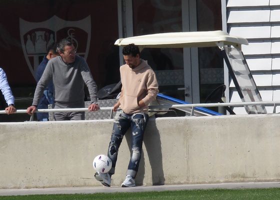 Jesús Navas juega su derbi particular en una sesión donde Pimienta recupera efectivos