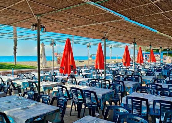 El bar chiringuito de Málaga donde pescas el marisco y el pescado 