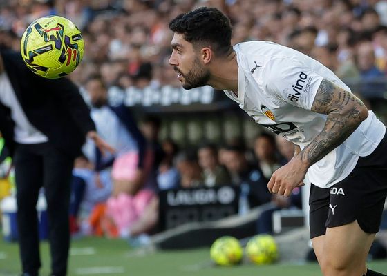 Carlos Corberán cruza los dedos con Unai Núñez en el Valencia 