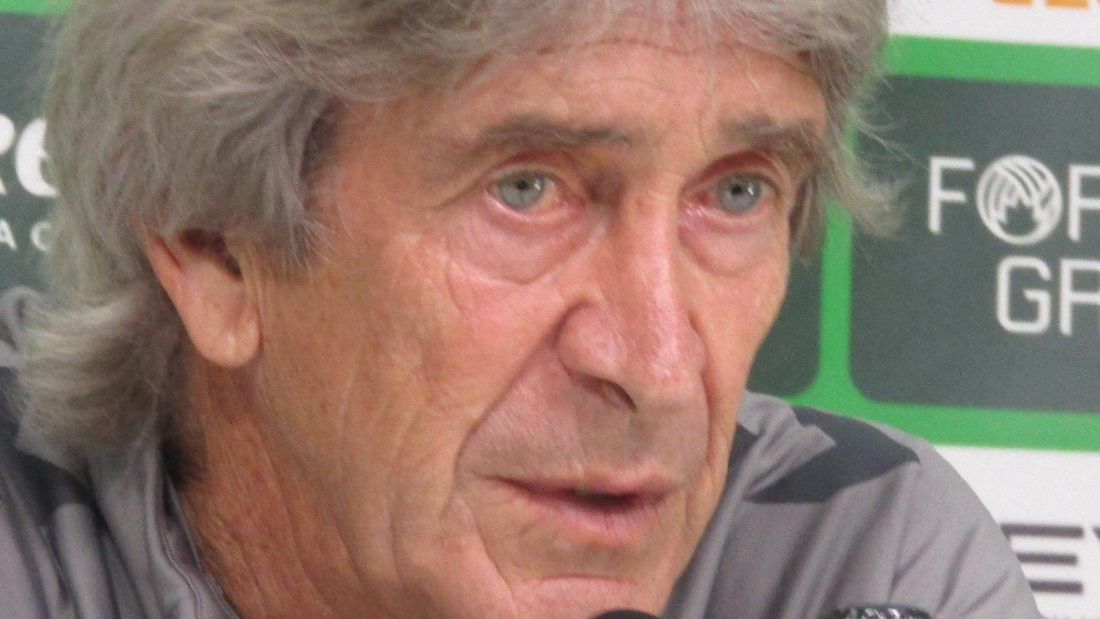 Pellegrini confirma otra baja y valora las opciones de Bakambu ante la Fiorentina