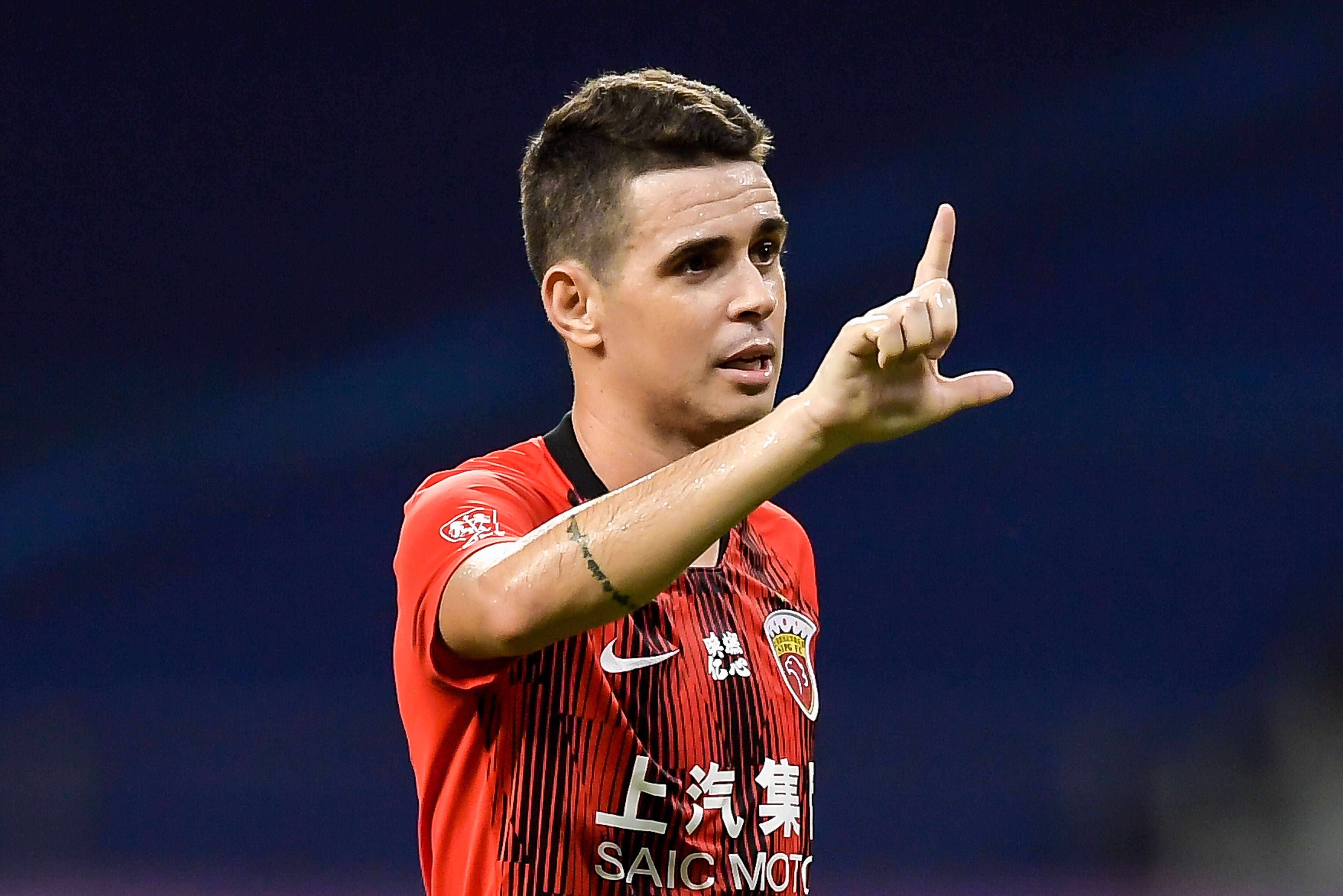 Oscar anuncia su retirada inmediata del fútbol tras sufrir un paro cardíaco