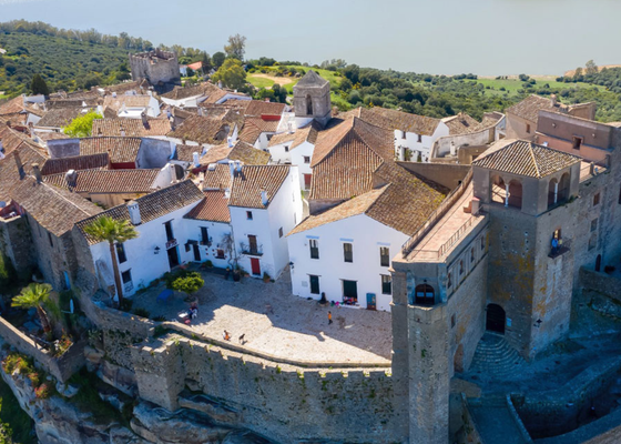 El pueblo de Cádiz que vive dentro de un castillo y conserva el alma andalusí