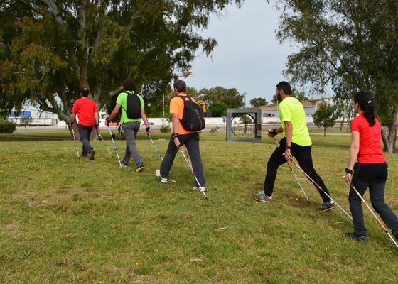 El Nordic Walking, una práctica deportiva con ayuda de bastones