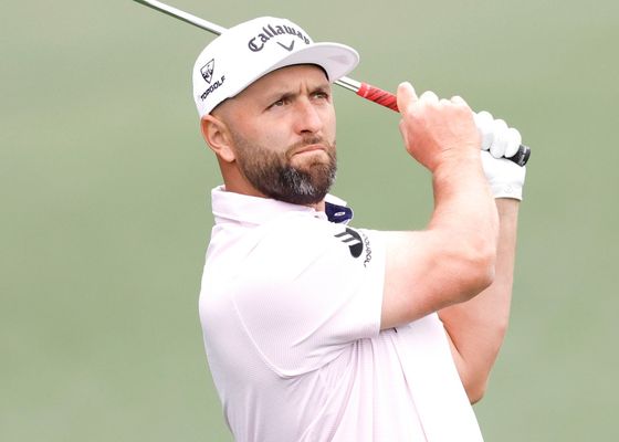 Jon Rahm se la pega en el Masters de Augusta a las primeras de cambio