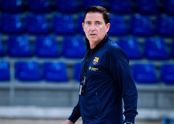 Xavi Pascual da un golpe sobre la mesa y pide títulos