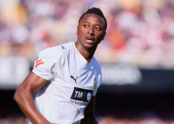 Guiño de Umar Sadiq a la Real Sociedad: un campeón más, como Mikel Goti, desde la distancia