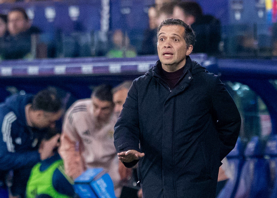 Luis Castro, técnico del Levante, se rinde a Espí e Iván Romero