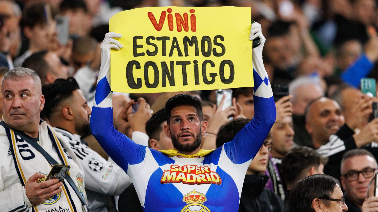 El Santiago Bernabéu apoya a Vinicius y expulsa a un nazi