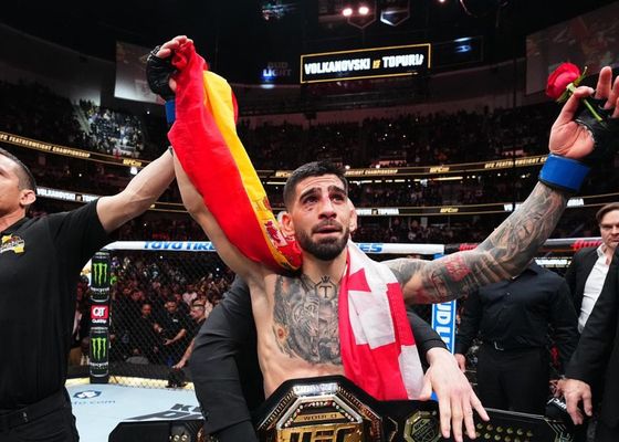 Ilia Topuria 'noquea' a Charles Oliveira