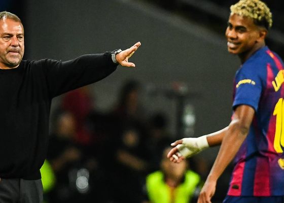 Flick castiga a Lamine Yamal y Deco se lo levanta: el gesto que ha molestado (y mucho) 