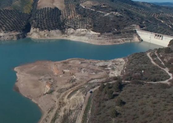 El pantano que menos se ha llenado en la provincia de Sevilla… y tirando agua