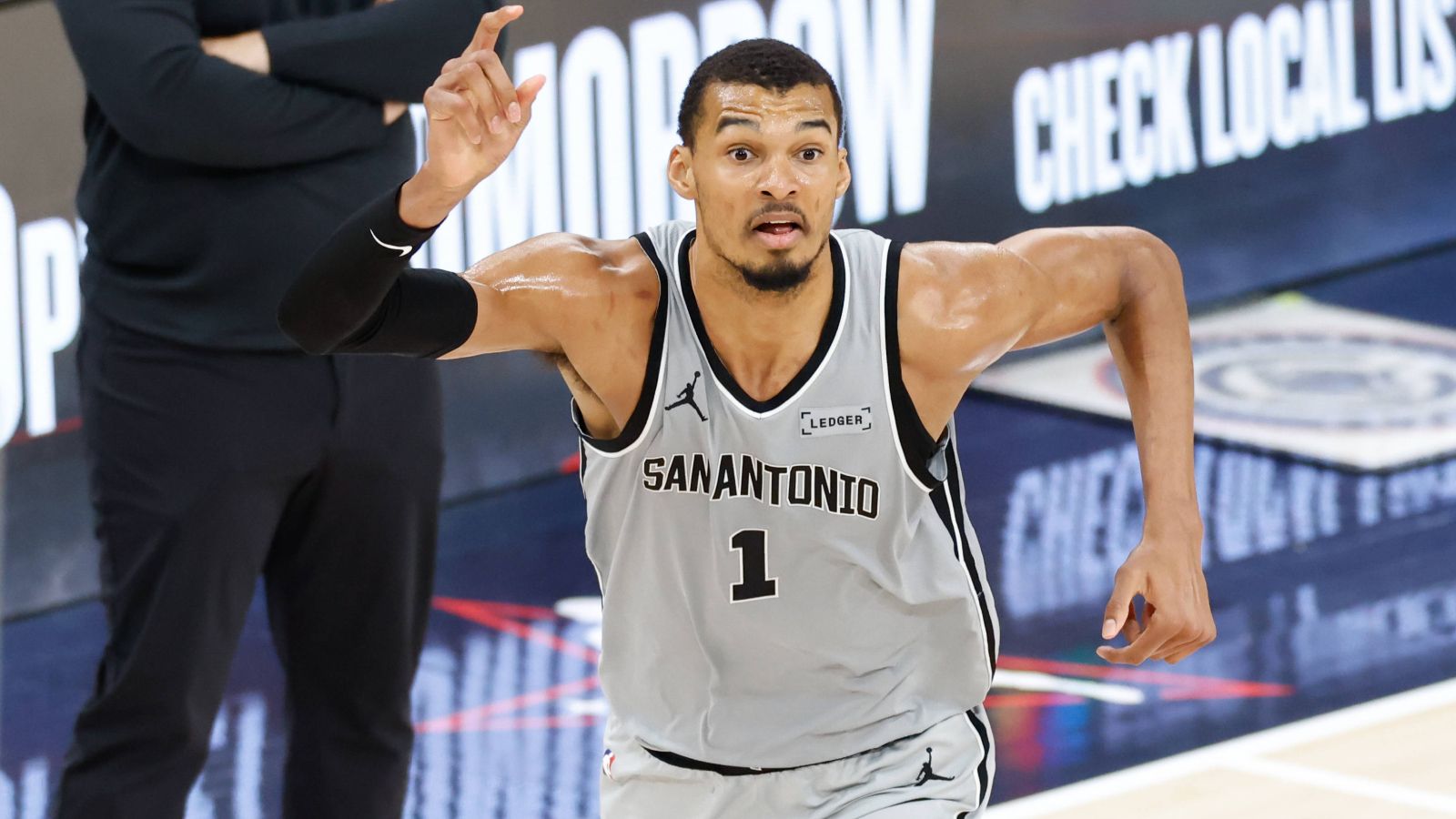 Los Knicks sentencian a los Sixers y Wembanyama la lía ante los Wolves