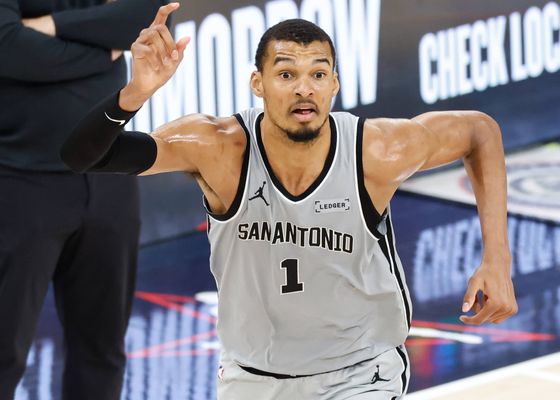 Los Knicks sentencian a los Sixers y Wembanyama la lía ante los Wolves