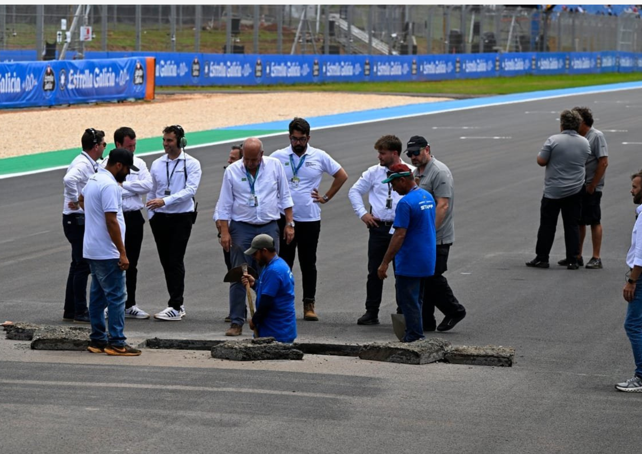Contratiempo en MotoGP: un socavón en la pista detiene la jornada