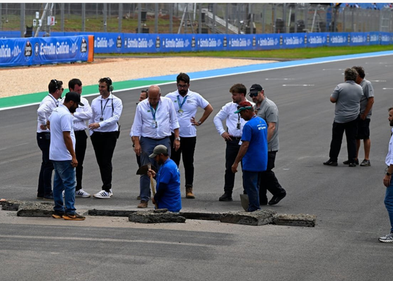 Contratiempo en MotoGP: un socavón en la pista detiene la jornada