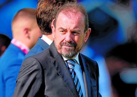Palo de Ángel Torres al Cádiz