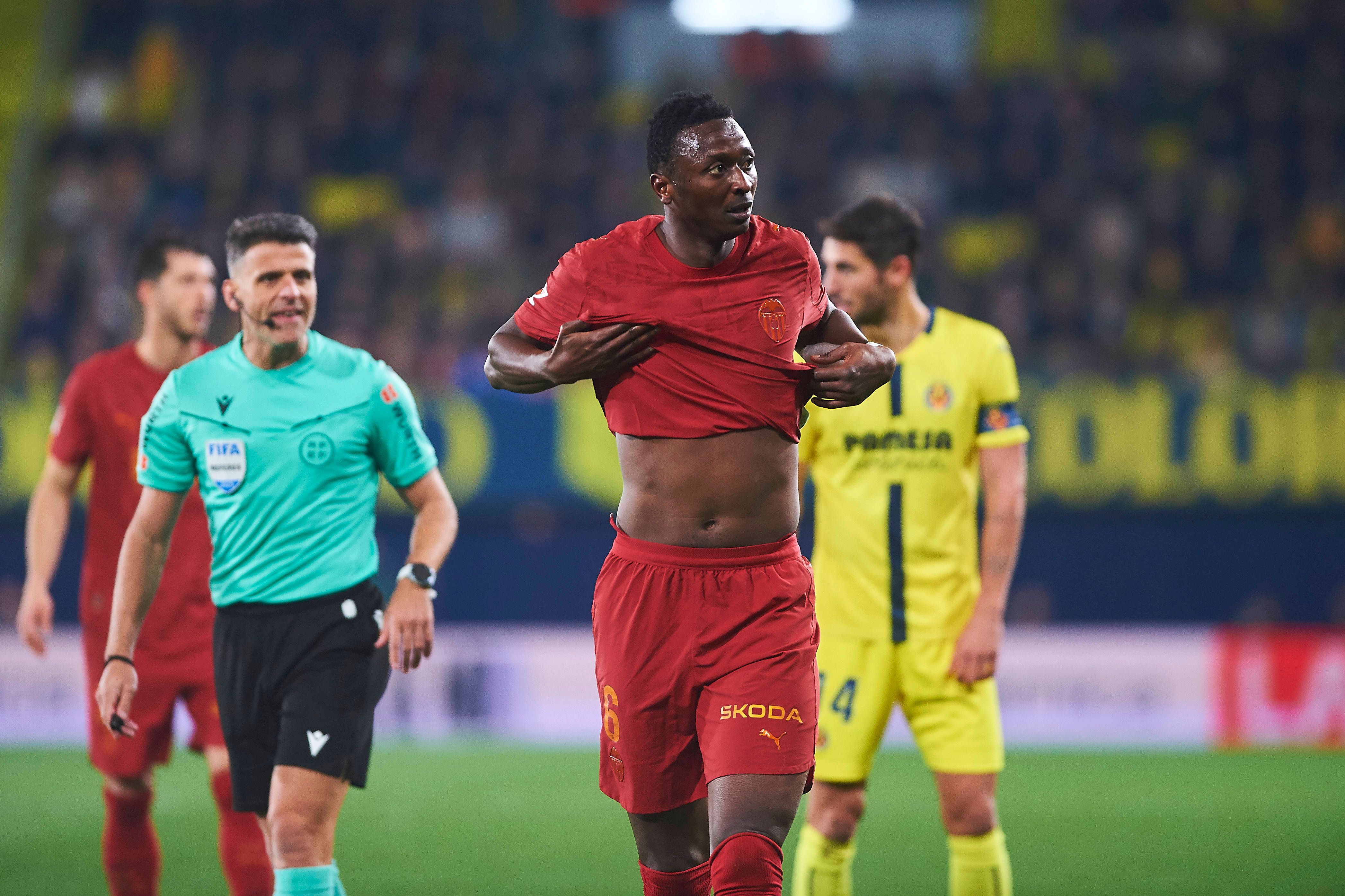 Los audios del VAR que corrigieron a Gil Manzano en el Villarreal - Valencia: "La rodilla se la lleva a Sadiq..."
