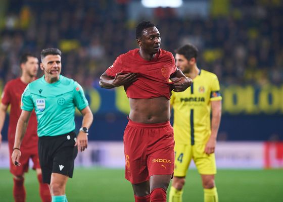 Los audios del VAR que corrigieron a Gil Manzano en el Villarreal - Valencia: "La rodilla se la lleva a Sadiq..."