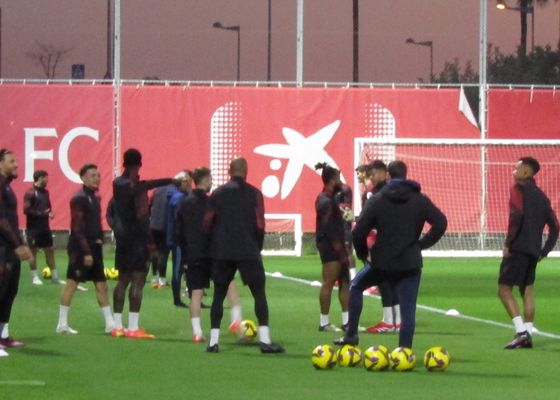 El Sevilla vuelve a entrenar con la presencia de un viejo conocido pero sin lateral izquierdo