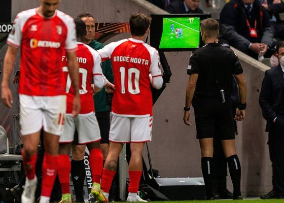 Betis - Braga: Davide Massa, un árbitro veterano con precedentes peligrosos
