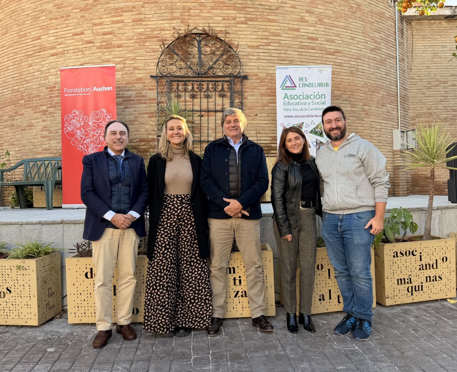 La Fondation Auchan (Alcampo) impulsa un huerto vertical educativo para transformar Tres Barrios-Amate