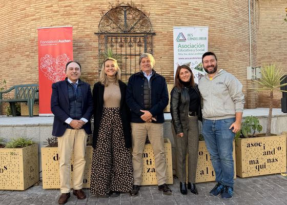 La Fondation Auchan (Alcampo) impulsa un huerto vertical educativo para transformar Tres Barrios-Amate