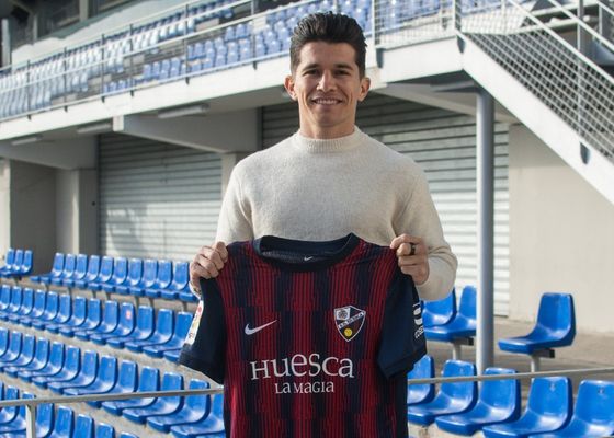 Juanjo Nieto firma por el Huesca