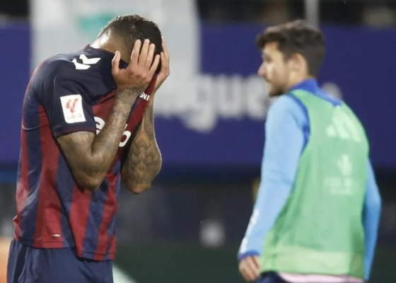 Un jugador del Eibar se le escapa al Espanyol