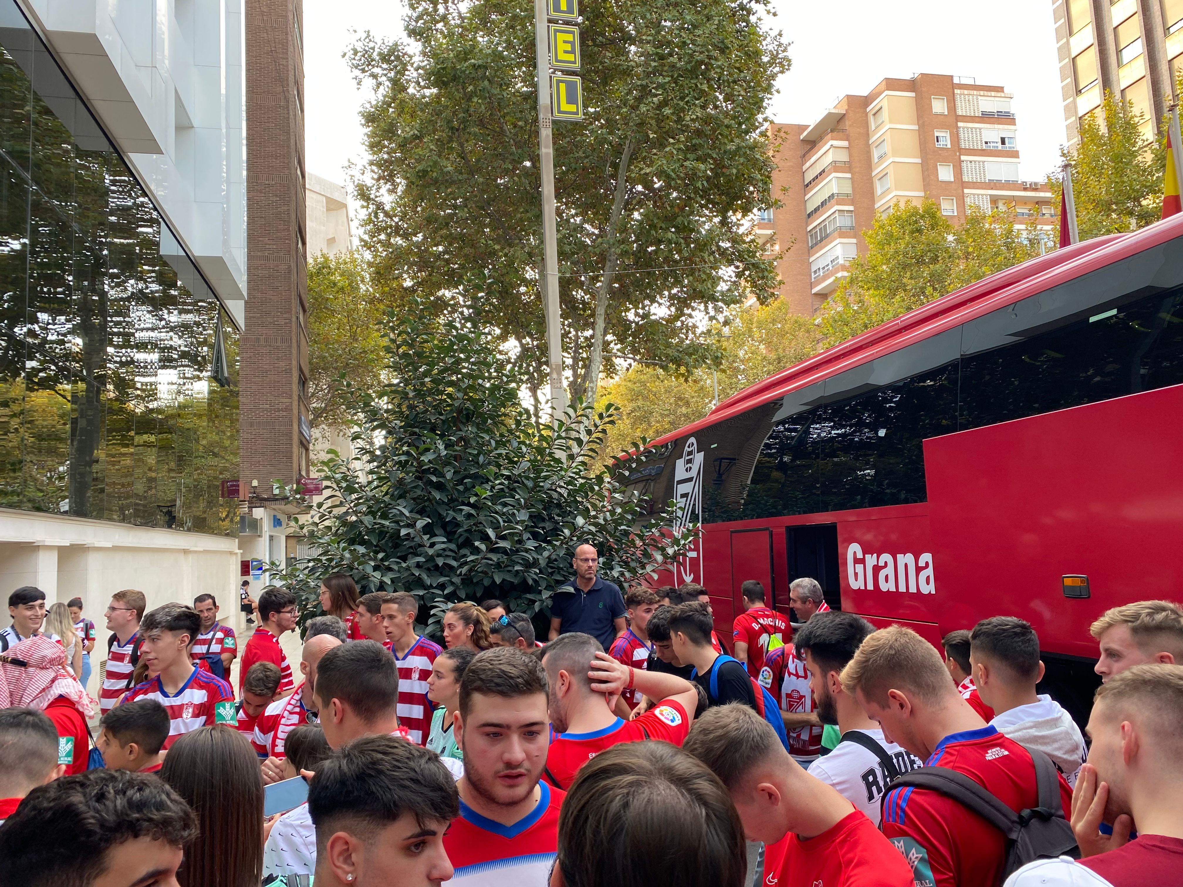 El desplazamiento masivo de la afición del Granada a Cartagena, en imágenes