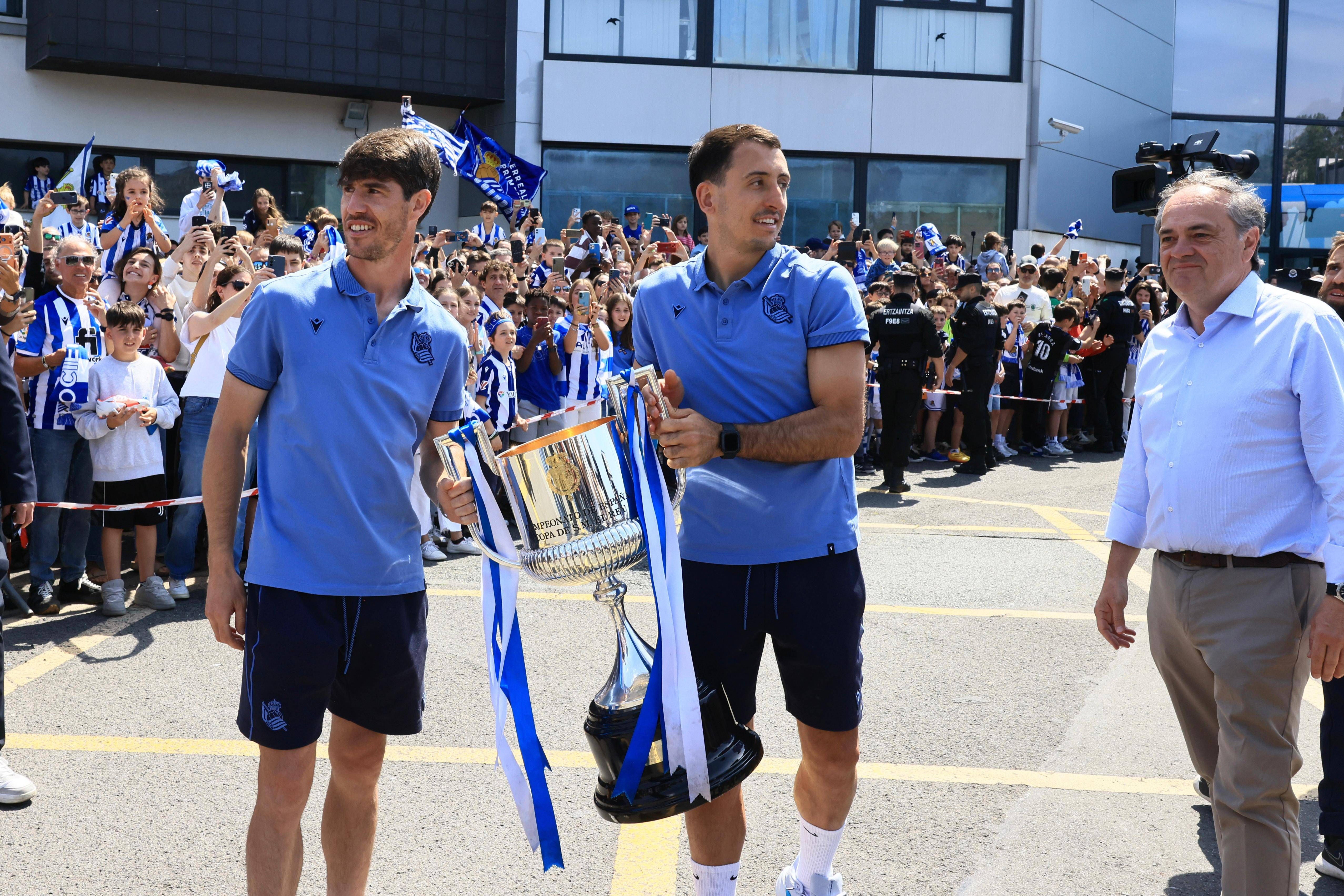 Miles de aficionados reciben al campeón: la Real Sociedad ya está en San Sebastián