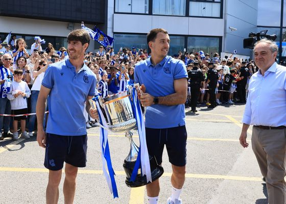 Miles de aficionados reciben al campeón: la Real Sociedad ya está en San Sebastián