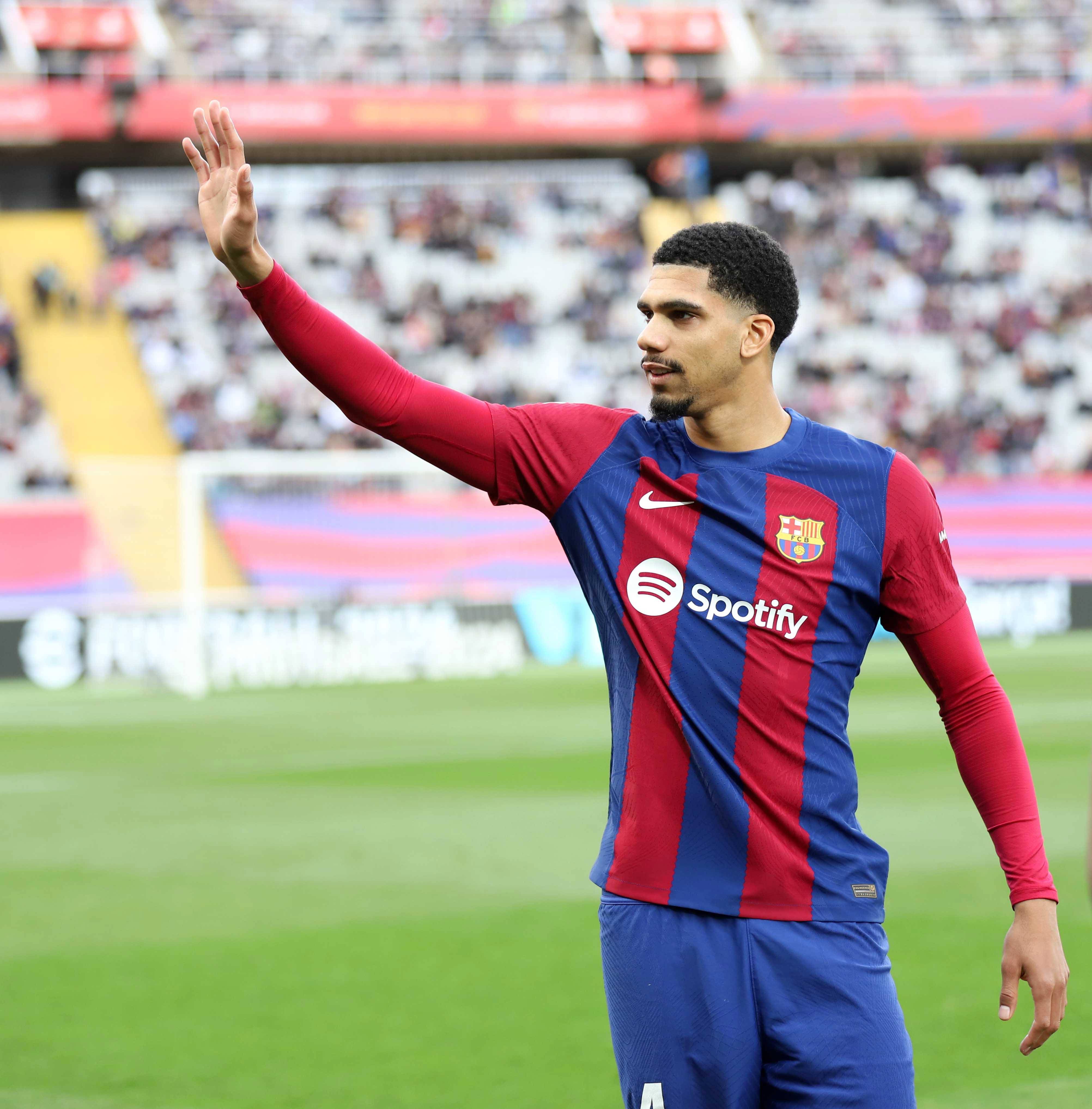 Araujo, un poco más cerca de quedarse en el Barça