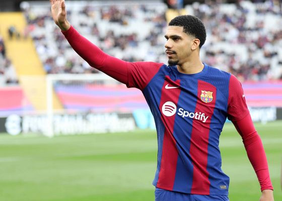 Araujo, un poco más cerca de quedarse en el Barça