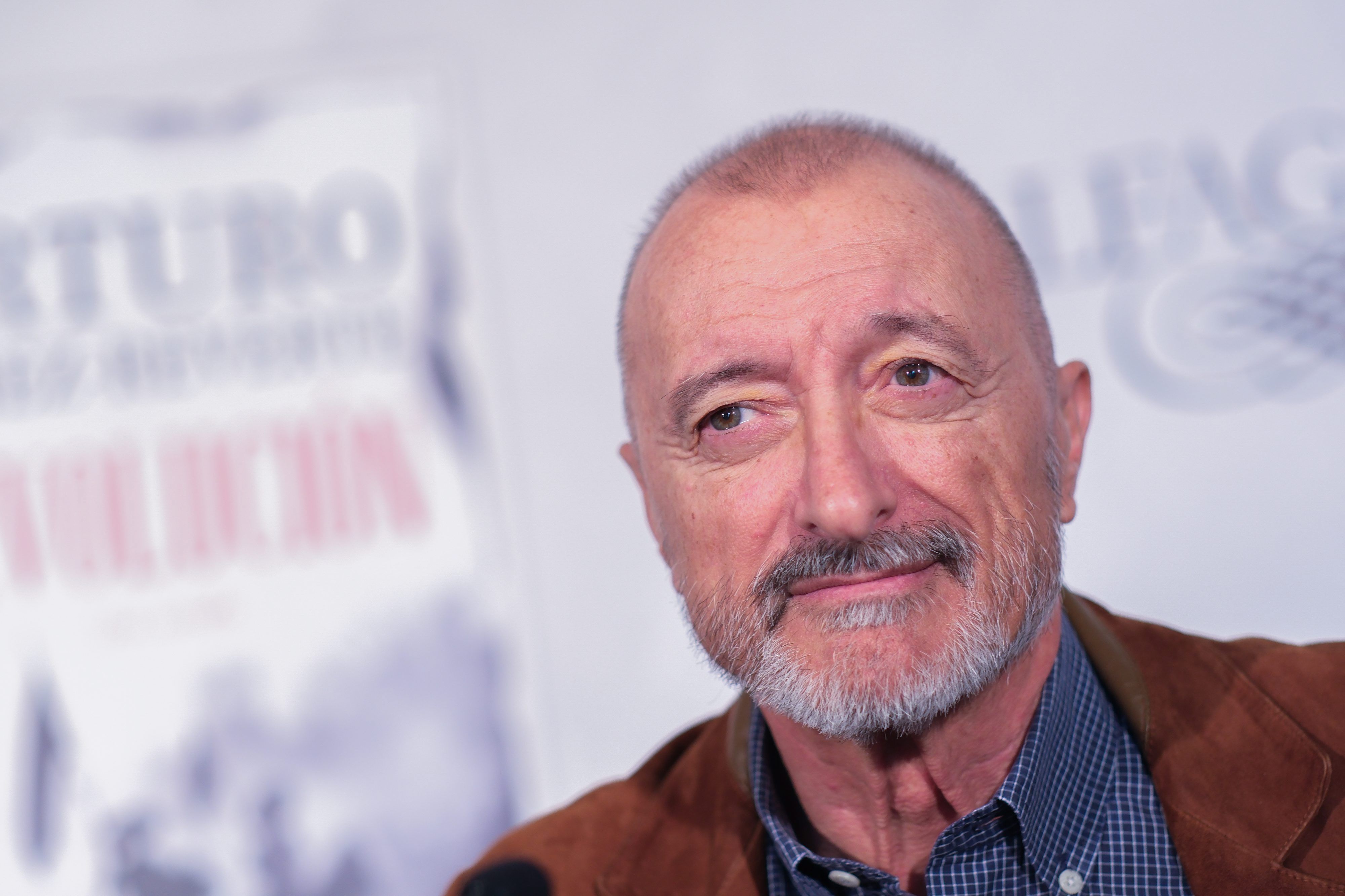 Arturo Pérez Reverte sorprende con su crítica de 'El Cautivo' y su apoyo a Alejandro Amenábar 