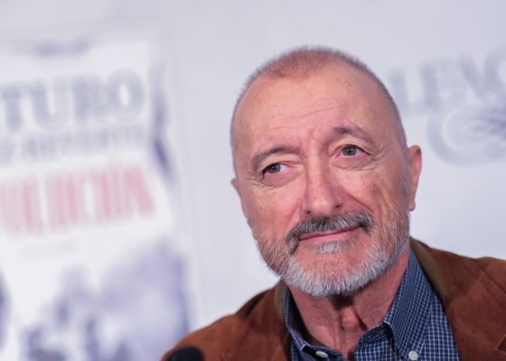 Arturo Pérez Reverte sorprende con su crítica de 'El Cautivo' y su apoyo a Alejandro Amenábar 