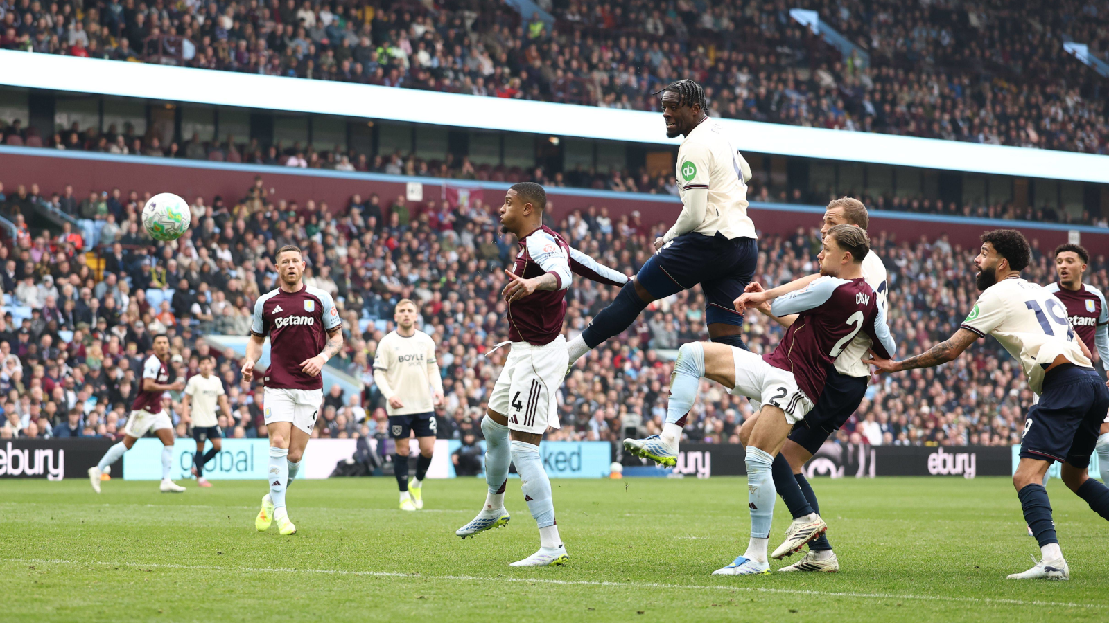 Así queda la clasificación de la Premier League tras el triunfo del Aston Villa y los tropiezos de Liverpool y Manchester United en la jornada 31
