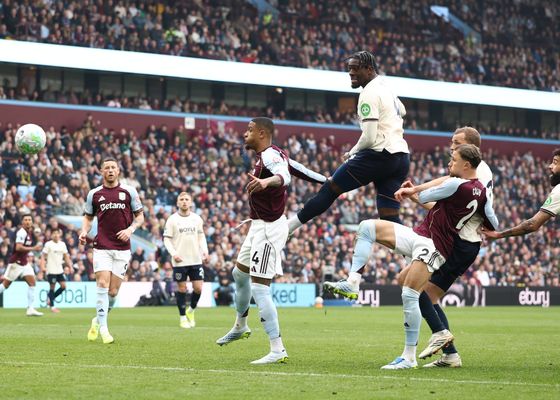 Así queda la clasificación de la Premier League tras el triunfo del Aston Villa y los tropiezos de Liverpool y Manchester United en la jornada 31