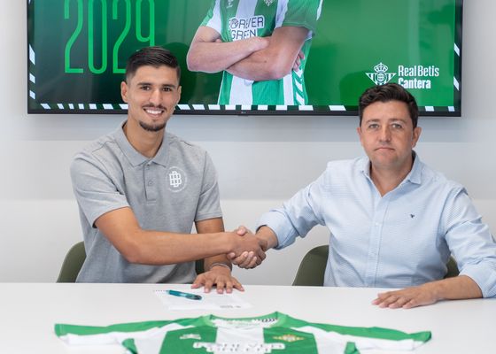 El Betis anuncia el fichaje de Moha y la venta de Souleymane Faye