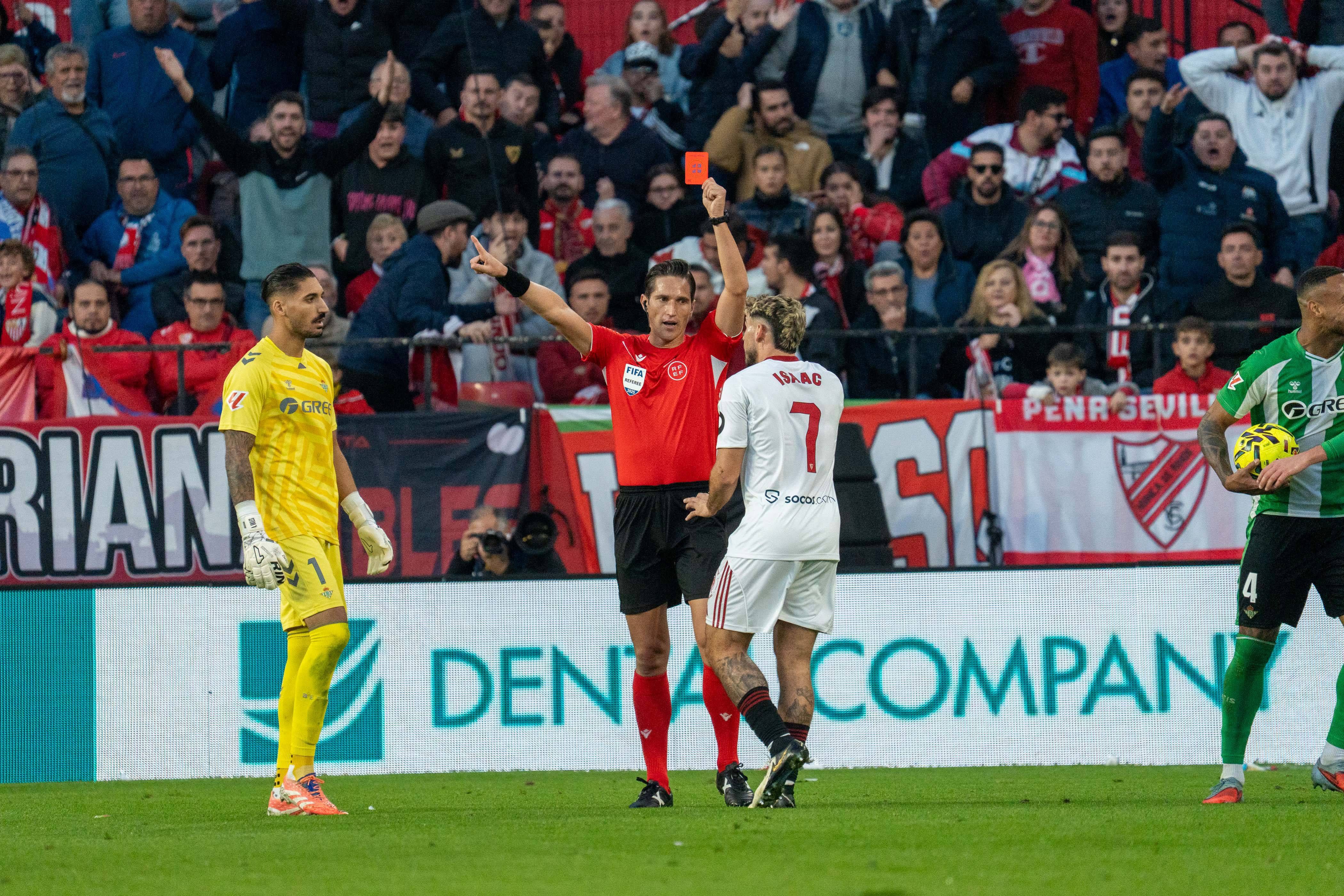 El Sevilla FC irá, de nuevo, hasta última instancia por Isaac Romero