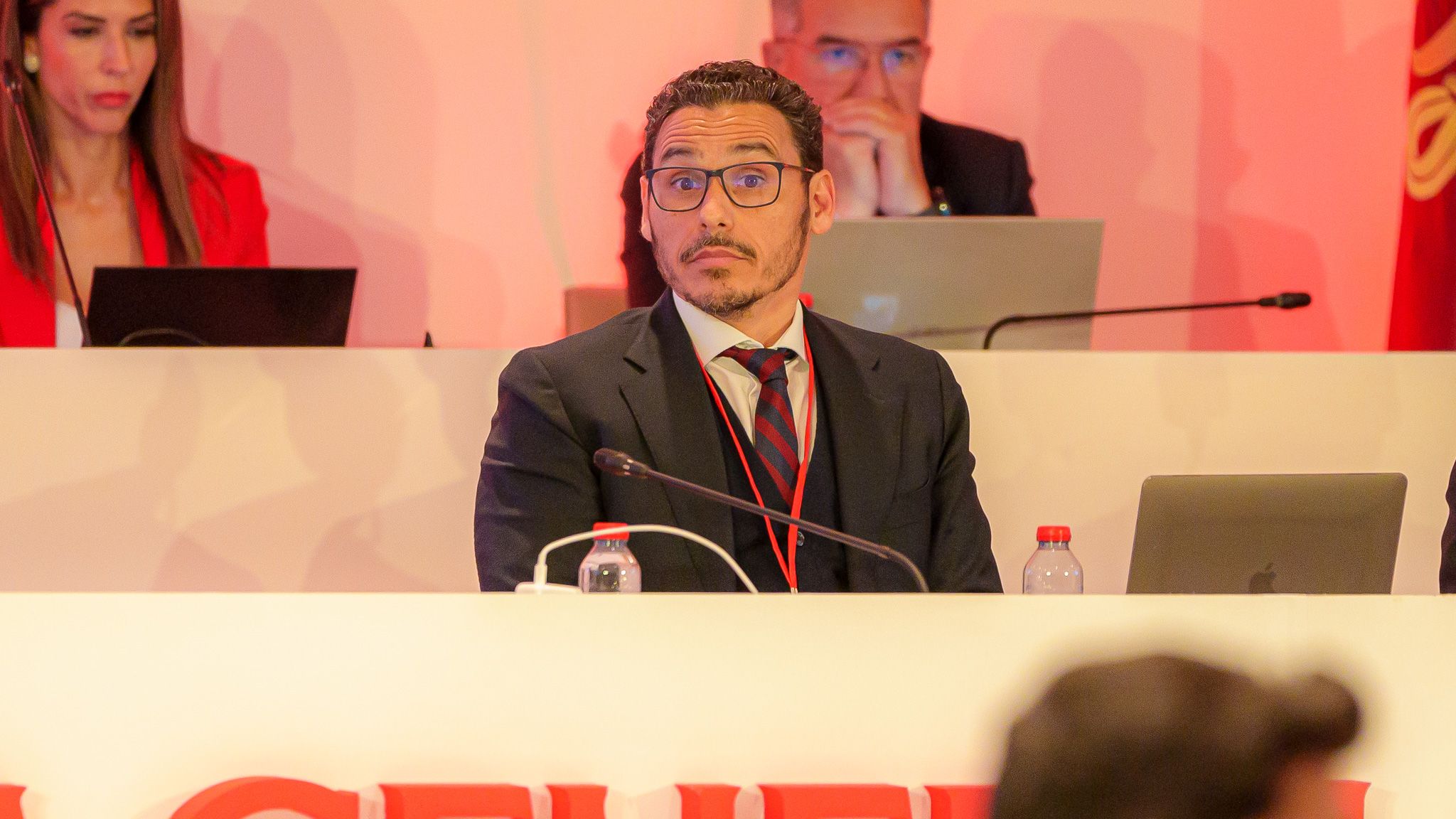 "Dividen, atacan, amenazan con pegarnos... es un boicot y así es imposible presidir el Sevilla"
