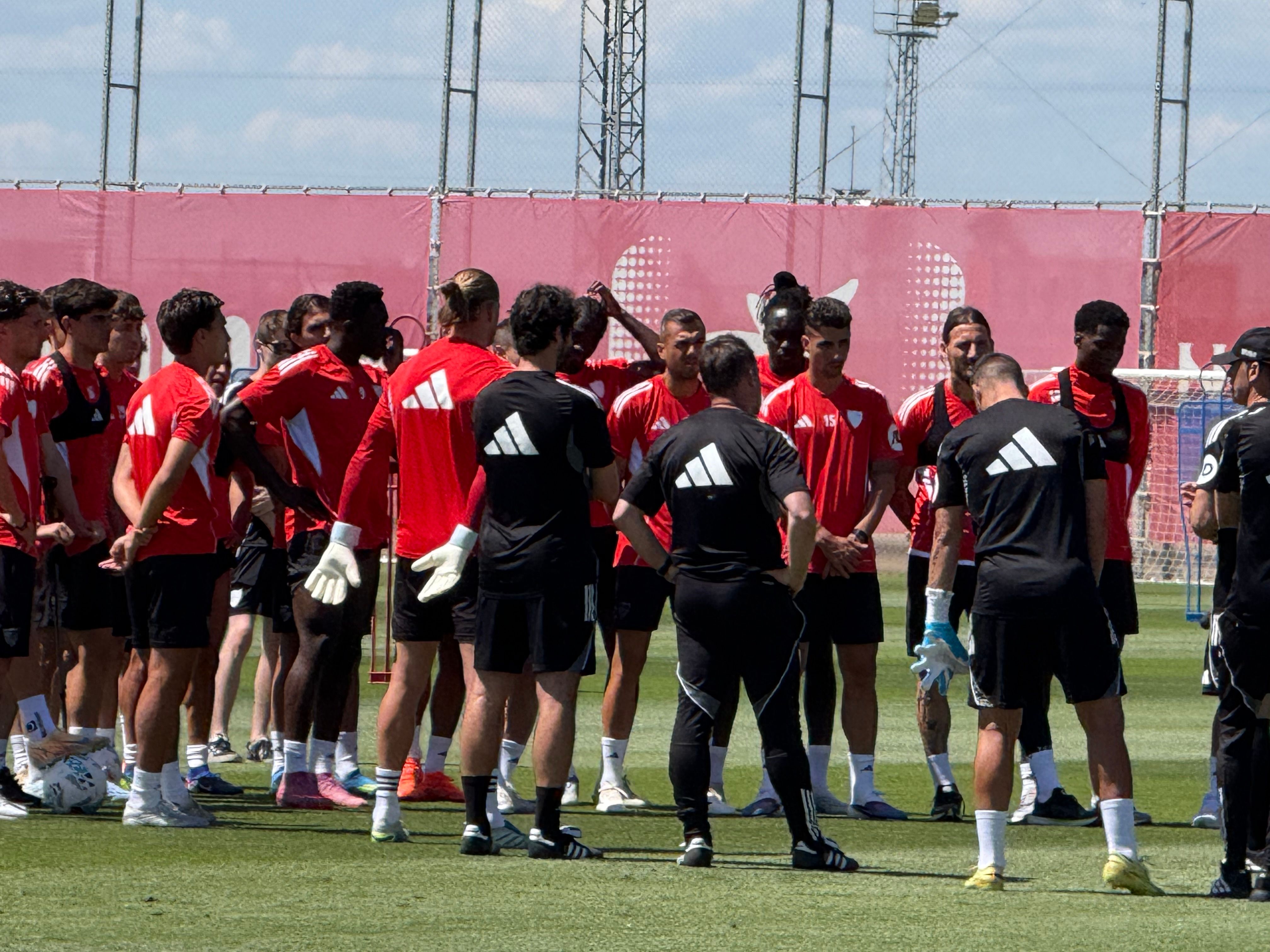 Luis García Plaza continúa preparando la 'final' del Sevilla frente al Espanyol con Nico Guillén presente