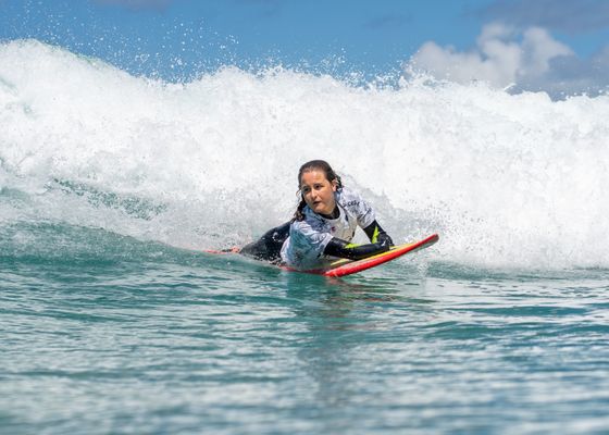 La historia de superación de Sarah Almagro, una andaluza que acaba de conquistar Hawái en una tabla de surf