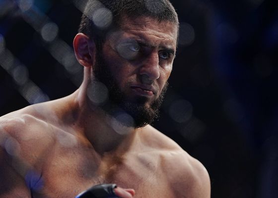 Islam Makhachev se compromete para julio y abre la puerta a Ilia Topuria
