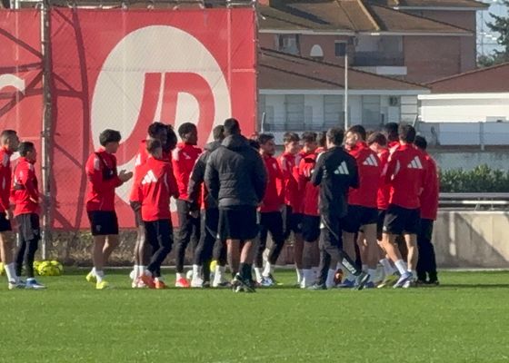 Azpilicueta continúa entrenando con normalidad en una sesión del Sevilla FC sin novedades