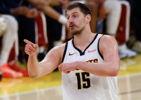 Nikola Jokic da una buena lección a Victor Wembanyama