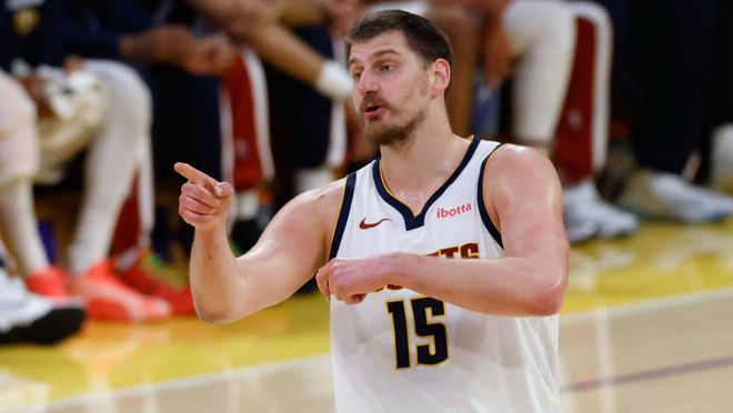 Nikola Jokic da una buena lección a Victor Wembanyama