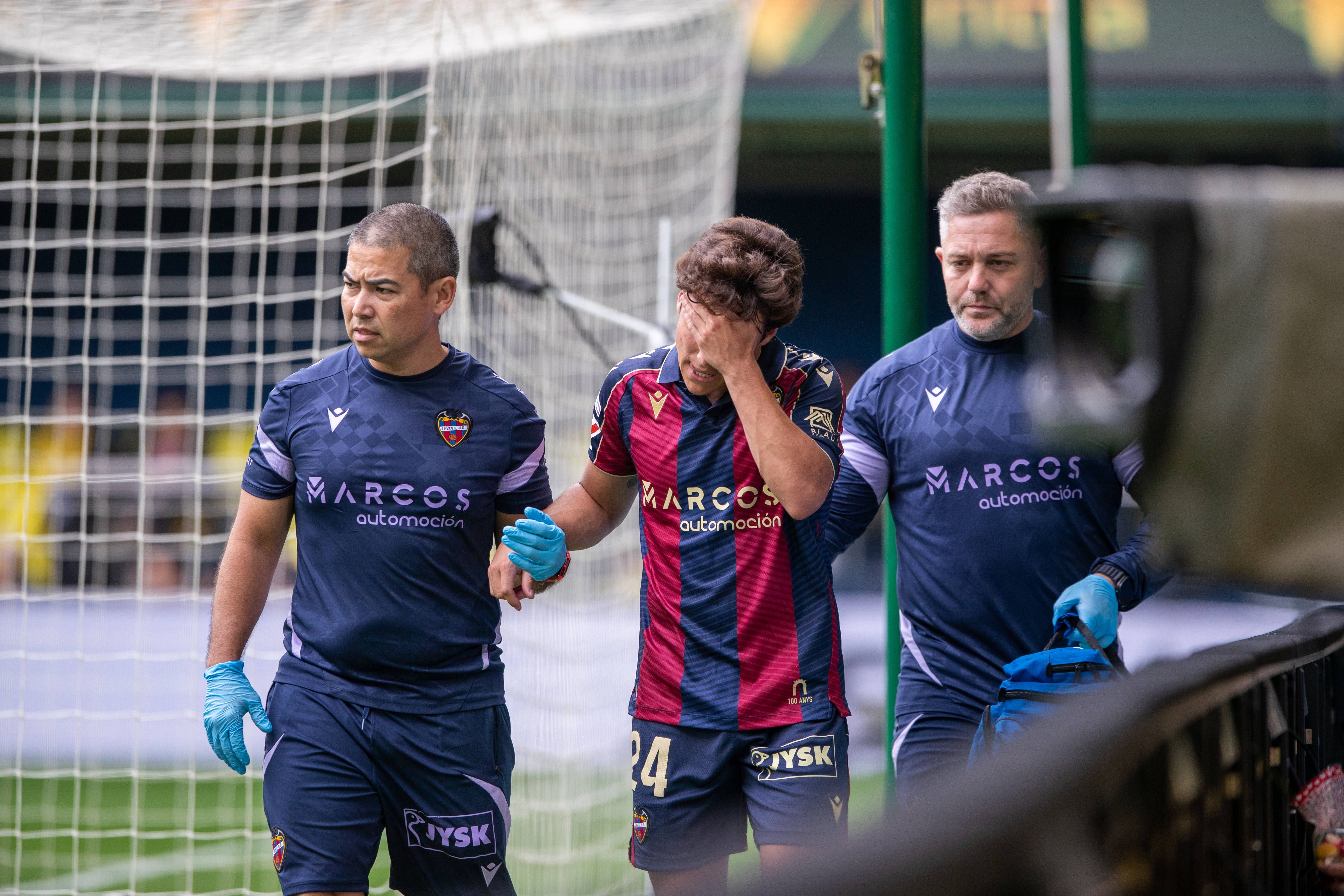 Golpe duro para el Levante: Carlos Álvarez se rompe y dice adiós a la temporada 