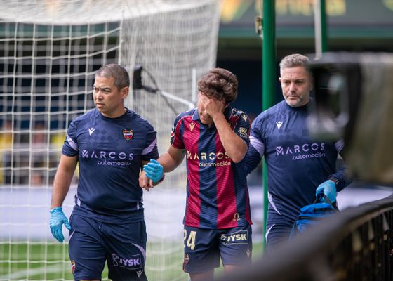 Golpe duro para el Levante: Carlos Álvarez se rompe y dice adiós a la temporada 