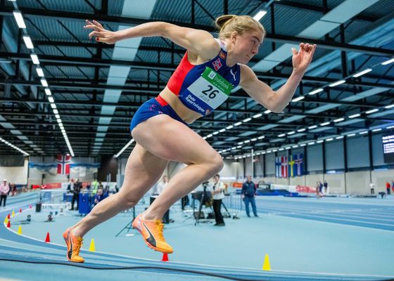 ¿Cuánto mide una pista de atletismo?