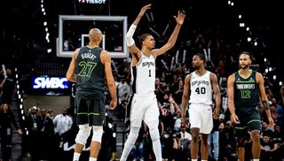 Wembanyama saca el látigo y los Spurs reaccionan
